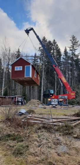 Teleskoplastare från Björns Åkeri lyfter material vid fastighet